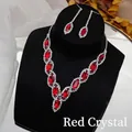 Dettaglio del set gioielli da sposa con cristalli rossi marquise e pietre argentate - Rosso