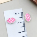Boucles d'oreilles nuage rose en émail avec bordure en métal sur une règle - Petit (22439)