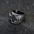 Anello vintage in acciaio inossidabile con croce e finitura martellata per uomo e donna - US 7 / Argento Antico (17205)