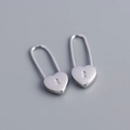 Vue macro de boucles d'oreilles cadenas cœur en argent S925 avec poinçon gravé net - Prix par Paire / Or Blanc