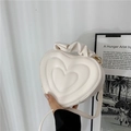 Borsa a tracolla a cuore bianco crema con motivi a rilievo e manico a nuvola increspato - Bianco