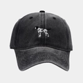 Dettaglio del cappellino da baseball in cotone lavato con ricamo di cane e cuciture fini - Nero / Regolabile