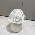 Détail d'un sac à main en forme de champignon avec strass colorés et accents dorés - Blanc