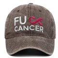 Dettaglio del ricamo FU CANCER e nastro rosa sul berretto da baseball in cotone marrone - caffè