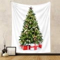 Dettaglio di un arazzo con albero di Natale e decorazioni festose su una parete - 73X95 CM (Esportazione Spazzolato) / Albero con Regali Circondati (SDS220707)