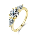 Elegante anello in argento S925 dorato con pietra tonda e accenti a forma di pera - Taglia US 5 / Taglio Rotondo Tre Pietre (RHR1032G) / Oro
