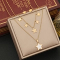 Set con collana doppia a stelle e orecchini a lobo dorati con cristalli bianchi - Forma di Stella