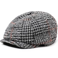 Retro geruite krantenjongenspet in zwart en grijs met oranje strepen vanuit een hoek van 45 graden - Elastisch 56-59cm / Octagonaal Ruit Grijs