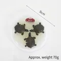 Miniatuur schildpadmodel van 9 cm op een wit bord met schilfers ijs decoratie - Schildpad