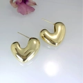 Orecchini a perno a cuore dorati minimalisti su sfondo bianco con un fiore viola - Oro