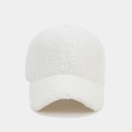 Primo piano del cappello da baseball in pile bianco con trama in lana d'agnello spessa - Regolabile / Bianco