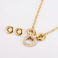 Detailansicht des goldenen Edelstahl-Schmucksets mit funkelnden Kristallringen - Gold