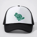 Klassische Mesh Trucker Cap mit Saudi Arabien Karte und arabischer Kalligraphie Aufdruck - Verstellbar / Schwarz & Weiß