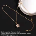 Collar dorado de acero de titanio con colgante de flor de cinco pétalos y circón - Estilo Giratorio 52 Flor de Cinco Pétalos (A706)