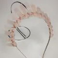 Detailansicht handgewebter rosa Kristallsteine auf einem roségoldenen Braut-Haarreif - Rosenquarz mit Roségolddraht