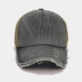 Vista dettagliata del cappellino trucker grigio in cotone e rete verde oliva vintage - Regolabile / Verde Militare