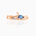 Detail eines 18K vergoldeten Dinosaurier-Rings mit blauem Zirkon und gedrehtem Band - US 7 / Goldener Dinosaurier (Blauer Edelstein)