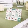 Minimalistische grüne Karokarte mit niedlichem Dinosaurier und Boom-Schriftzug - Kleiner Dinosaurier