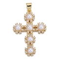 Detailaufnahme eines goldenen Kreuzanhängers mit weißen Perlen und Zirkonia-Mikropavé - Perlen Micro Pave Gold Kreuz (Stil 63)