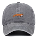 Détail de la broderie de renard orange sur une casquette en coton gris foncé lavé - Gris