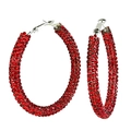 Gros plan de grandes créoles festives strass rouges avec détails de fermoir argenté - Strass Rouge Créoles