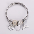 Details des silbernen Bettelarmbands mit Meerjungfrauenschwanz, Muschel und Herz - Weißes Thema Herz Meerjungfrau Schwanz Stil
