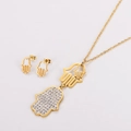 Detailansicht von goldenem Hamsa-Hand-Schmuckset mit Halskette, Ohrringen und Strass - Gold