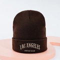 Gros plan de la broderie Los Angeles sur un bonnet en maille côtelée marron - Taille unique / Café