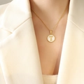 Elegante goldene Titahstahlkette mit Buchstaben T auf rundem weißem Muschel-Anhänger - Buchstabe T (RP014)