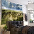 Arazzo decorativo con cavalli al galoppo in un prato verde e montagne innevate sullo sfondo - 150x130cm / Stile 2-Cavalli della Montagna di Neve della Prateria