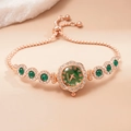 Dettaglio dell'orologio a bracciale in oro rosa con quadrante verde e accenti di diamanti - Oro Rosa con Quadrante Verde / Oro