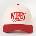 Wifey Material geborduurde honkbalpet met witte kroon en rode rand voor dames - Verstelbaar / Off-white Gesplitst Rood