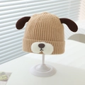 Gros plan détaillé d'un bonnet en tricot pour bébé avec oreilles de chien en 3D et museau - 6 mois - 2 ans / Beige