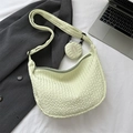 Borsa a tracolla giallo chiaro in tessuto goffrato con mini portamonete su sfondo casual - Giallo