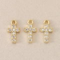 Tres colgantes de cruz barrocos bañados en oro con pedrería sobre tela beige - Flor Roja Dorada / 1*0.5cm / Dorado