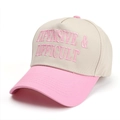 Dettaglio del ricamo rosa sulla corona beige del cappello trucker a cinque pannelli - Regolabile / Rosa