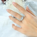 Anillo elegante de piedra de vidrio corazón plateado con banda ondulada en la mano - US 6 / Acero con piedra blanca