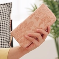 Lange Geldbörse in Rosa mit eleganter Blumenprägung und goldenem Reißverschluss - Rosa