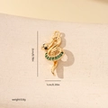 Détail d'un pendentif serpent doré serti de zircons verts pour bijoux DIY - Style Serpent Incrusté Exquis (MYYX00693) / Or-Zirconia Vert
