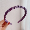 Cerchietto a spugna plissettato viola con tessuto lucido e design largo stile vintage - Viola
