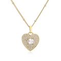 Primer plano de collar de corazón bañado en oro con circón ovalado y micro-pavé - Dorado Ovalado Circonita Blanca