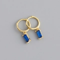 Dettaglio di orecchini huggie dorati con eleganti ciondoli rettangolari in gemma blu - Orecchini Rettangolari con Strass Blu (S-E1537) / Oro