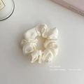 Elegante elastico in raso crema con lucentezza setosa e design plissettato oversize - Bianco Piccolo