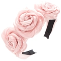 Detail eines rosa Satin-Haarreifs mit drei großen handgefertigten 3D-Seidenrosen - Rosa