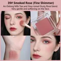 Fard à joues Smoky Rose 39 scintillant avec des échantillons sur le visage et le bras - 39# Rose Fumée (avec paillettes)