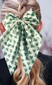 Nœud à cheveux avec trèfle vert et pois sur tissu blanc pour coiffure tressée blonde - Blanc avec trèfle vert et pois / [attributs Du Produit] L'image Présente Un Grand Nœud Papillon En Tissu. Le Nœud Est Blanc Orné De Trèfles À Quatre Feuilles Verts Et De Pois Évoquant Une Fête (comme La Saint-patrick). [présentation Visuelle] Le Produit Est Porté À L'arrière Des Cheveux Tressés D'un Mannequin Blond Illustrant Son Rendu Et Ses Proportions. La Photo Est Un Gros Plan De Dos Sur Un Fond Intérieur Flou. La Qualité De L'image Est Élevée : Netteté Couleurs Fidèles Et Éclairage Doux. L'esthétique Est Soignée Avec Une Composition Harmonieuse Qui Met En Valeur Les Caractéristiques Du Produit. [contenu Textuel] Aucun Texte Logo Ou Filigrane N'a Été Détecté Sur L'image. Aucune Marque De Certification N'y Figure. [conclusion De L'évaluation] L'image Répond Aux Exigences Et Peut Être Utilisée Directement. Le Produit Est Net Sans Texte Ni Contenu Illégal Nécessitant Un Traitement. [étiquette Logistique] Ce Produit Est Un Accessoire De Cheveux Textile Courant Sans Attributs Logistiques Particuliers ; Par Conséquent L'étiquette Est [aucune]. [risque De Contrefaçon] Le Motif Du Trèfle À Quatre Feuilles Est Un Élément Festif Courant Et Aucun Logo De Marque Spécifique Ni Dessin Ou Modèle Protégé N'a Été Trouvé. Par Conséquent Le Risque De Contrefaçon Est [aucun]. [paramètres Du Produit] Couleur : Fond Blanc Avec Fleurs Vertes ; Motif : Trèfle À Quatre Feuilles Pois ; Type : Nœud Pour Cheveux.
