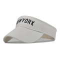 Dettaglio del ricamo New York su una visiera beige in cotone con trama di alta qualità - Circonferenza della testa 55-60cm / Beige