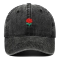 Berretto da baseball vintage in cotone lavato nero con ricamo rosa rossa su bianco - Regolabile / Nero