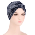 Detailaufnahme der dunkelblauen Paisley-Turbanmütze auf einem weiblichen Modellkopf - M (56-58cm) / Marineblaues Paisley