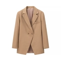 Detalle de chaqueta blazer de mujer color camel con solapa muescada y doble botonadura - S / Caqui
